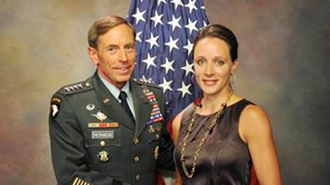 Cựu Giám đốc CIA David Petraeus: Thân bại danh liệt vì người đẹp
