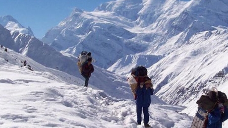 150 người vẫn kẹt trên núi