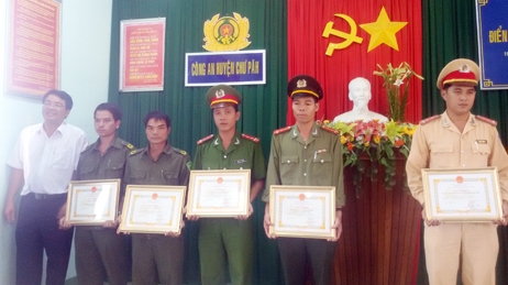 Người đội trưởng mưu trí, dũng cảm