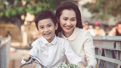 Không bao giờ khóc trước mặt con