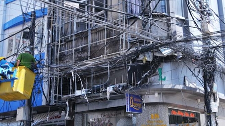 Cháy khách sạn lúc rạng sáng, khách thuê phòng hoảng hốt tháo chạy