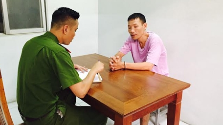 Bị lừa tiền ảo trên mạng, 2 bố con ép lái taxi 'đền' tiền thật