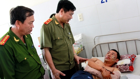 Quên mình cứu dân