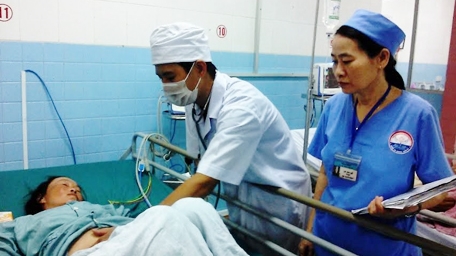 Cứu sống 2 nông dân bị rắn lục đuôi đỏ cắn