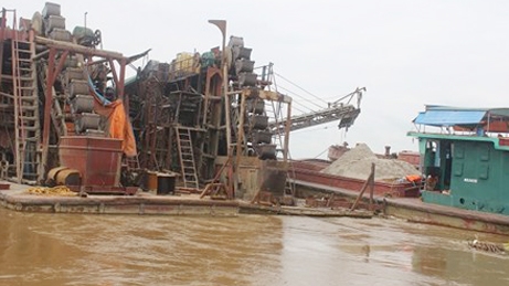 Những thủ đoạn 'hút bạc' dưới đáy sông