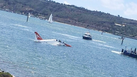 Máy bay huấn luyện lao xuống biển