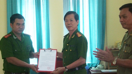 Thăm hỏi cán bộ quản giáo bị thương trong khi làm nhiệm vụ