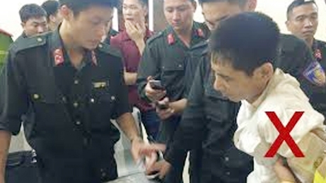 Cảnh sát cơ động bắt đối tượng vận chuyển ma túy đá trên xe taxi