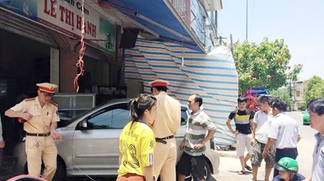 Mất lái đâm vào quán cơm, hai người bị thương