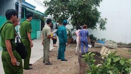 Phát hiện trẻ sơ sinh còn dây rốn vứt trong sọt rác