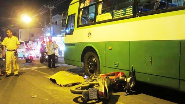 Ùn ứ nghiêm trọng vì xe buýt cán qua người đàn ông