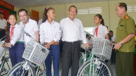 Đường đến trường gần hơn nhờ 'xe đạp nghĩa tình'