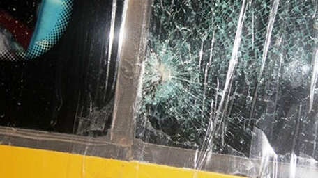 Giận vợ lấy đá ném vỡ kính xe khách 