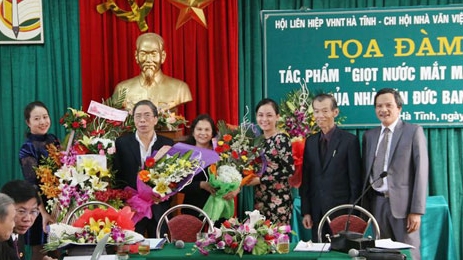 Giọt nước mắt màu đất rỏ xuống phận người