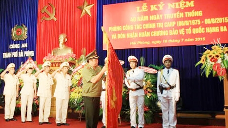 Phòng công tác chính trị CATP Hải Phòng đón nhận Huân chương BVTQ hạng Ba
