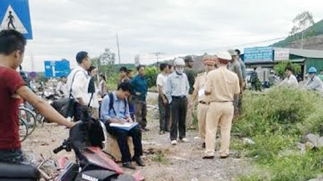 Bị tàu hỏa đâm, rồi kéo lê 30m