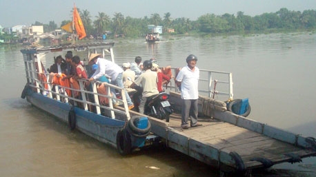 Hãi hùng cảnh qua đò ngang không mặc áo phao