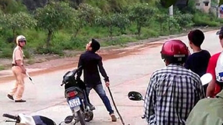 Dùng gạch tấn công người thi hành công vụ