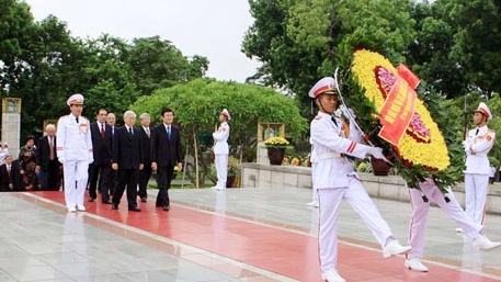 Lãnh đạo Đảng, Nhà nước dâng hương tưởng niệm các Anh hùng liệt sỹ và vào Lăng viếng Chủ tịch Hồ Chí Minh  