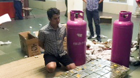 Vì cần tiền chơi cờ bạc