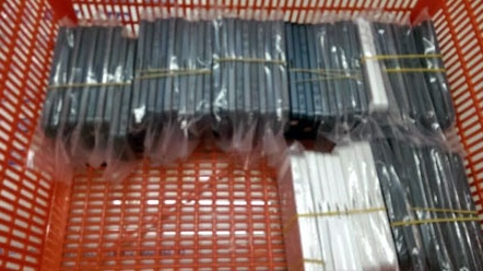 Khách nhập cảnh giấu trong hành lý 70 điện thoại Iphone