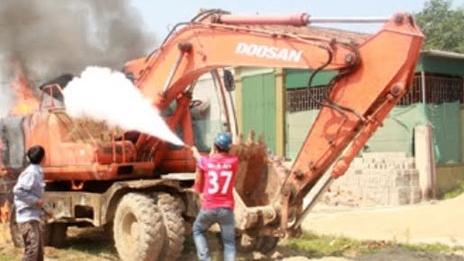 Máy xúc đỗ gần cây xăng bỗng dưng phát hỏa