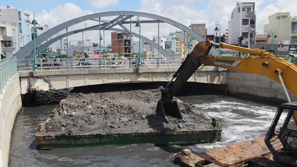 Giải cứu sà lan đứt neo mắc kẹt dưới cầu Đặng Nguyên Cẩn