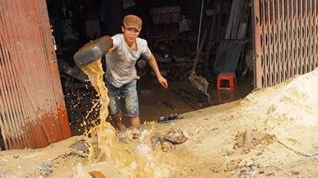 Nâng đường biến nhà thành hầm, hẻm thành suối