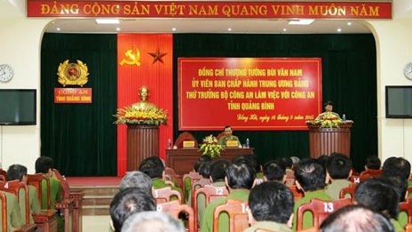 Thứ trưởng Bùi Văn Nam làm việc với Công an Quảng Bình