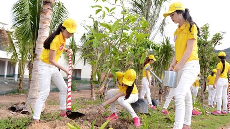 Những người đẹp trồng cây và tham quan danh thắng, di tích ở Nha Trang
