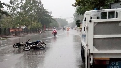 Hai xe honda đối đầu trong cơn mưa lớn, 2 người nhập viện