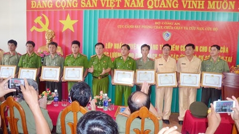  Bế giảng khóa huấn luyện kỹ năng tìm kiếm cứu nạn 