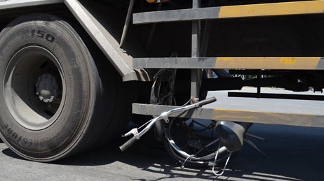 Nữ sinh viên thoát chết sau khi bị xe tải hất văng trên đường