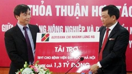 Agribank Láng Hạ tài trợ 1,3 tỷ đồng cho Bệnh viện Đại học Y Hà Nội