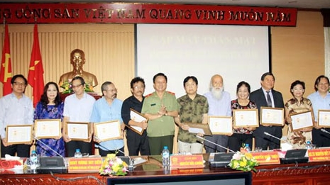 Công an TP Hà Nội gặp mặt văn nghệ sỹ, trí thức