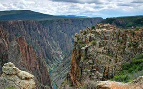 Đi nhặt ve chai, trượt chân rơi xuống vách núi