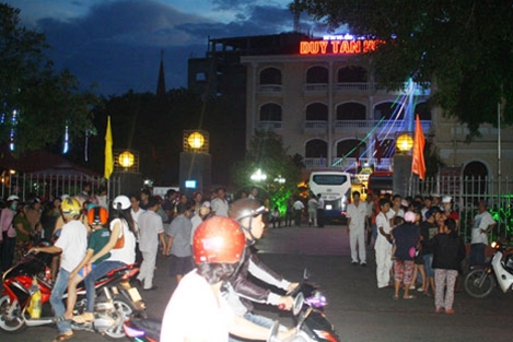 Hai con cùng quấn khăn tang, mang di ảnh đến đám cưới... đòi cha