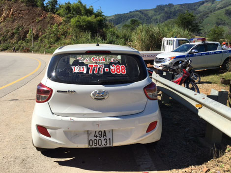 Truy đuổi 4 tên cướp taxi bỏ trốn trong rừng