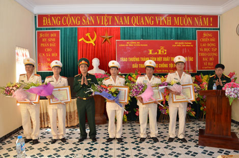Bộ Quốc phòng tặng bằng khen 5 chiến sĩ Công an
