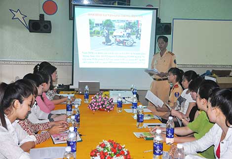 Tuyên truyền pháp luật về ATGT cho nhân viên Nhà máy bia Việt Nam tại Hậu Giang