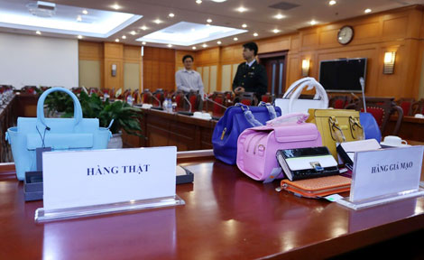 Tiêu huỷ 1.234 sản phẩm thời trang giả mạo nhãn hiệu Charles & Keith và Pedro 