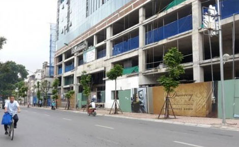 Chủ đầu tư nhà số 8B Lê Trực mới chỉ phá dỡ 50m2 tầng tum