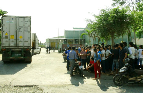 Làm việc quá giờ, trên 100 công nhân đình công