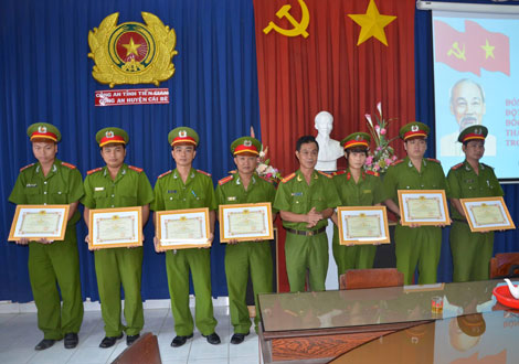 Khen thưởng 12 cá nhân lập thành tích trong khám phá chuyên án cướp giật