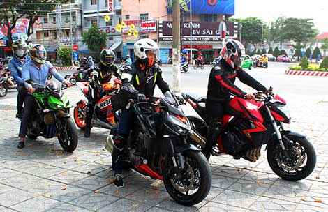 Sửng sốt với dàn “xế khủng” quần tụ tại Tây Đô