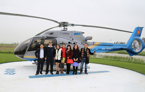 Khách hàng đi nhận nhà bằng máy bay trực thăng