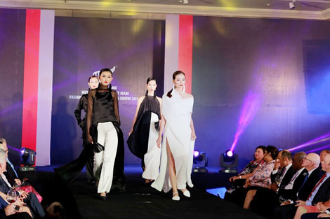 Nghề người mẫu, bao giờ mới hết tự bơi?