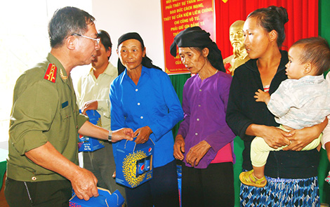 Báo CAND-Ngân hàng VietinBank, mang tết sớm đến đồng bào Tây Nguyên