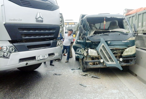 Vừa nhận xe vi phạm xong, xe container gây tai nạn nghiêm trọng 