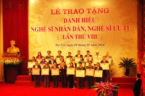 Xúc động lễ nhận “chiếc áo mới” trong đời nghệ sỹ